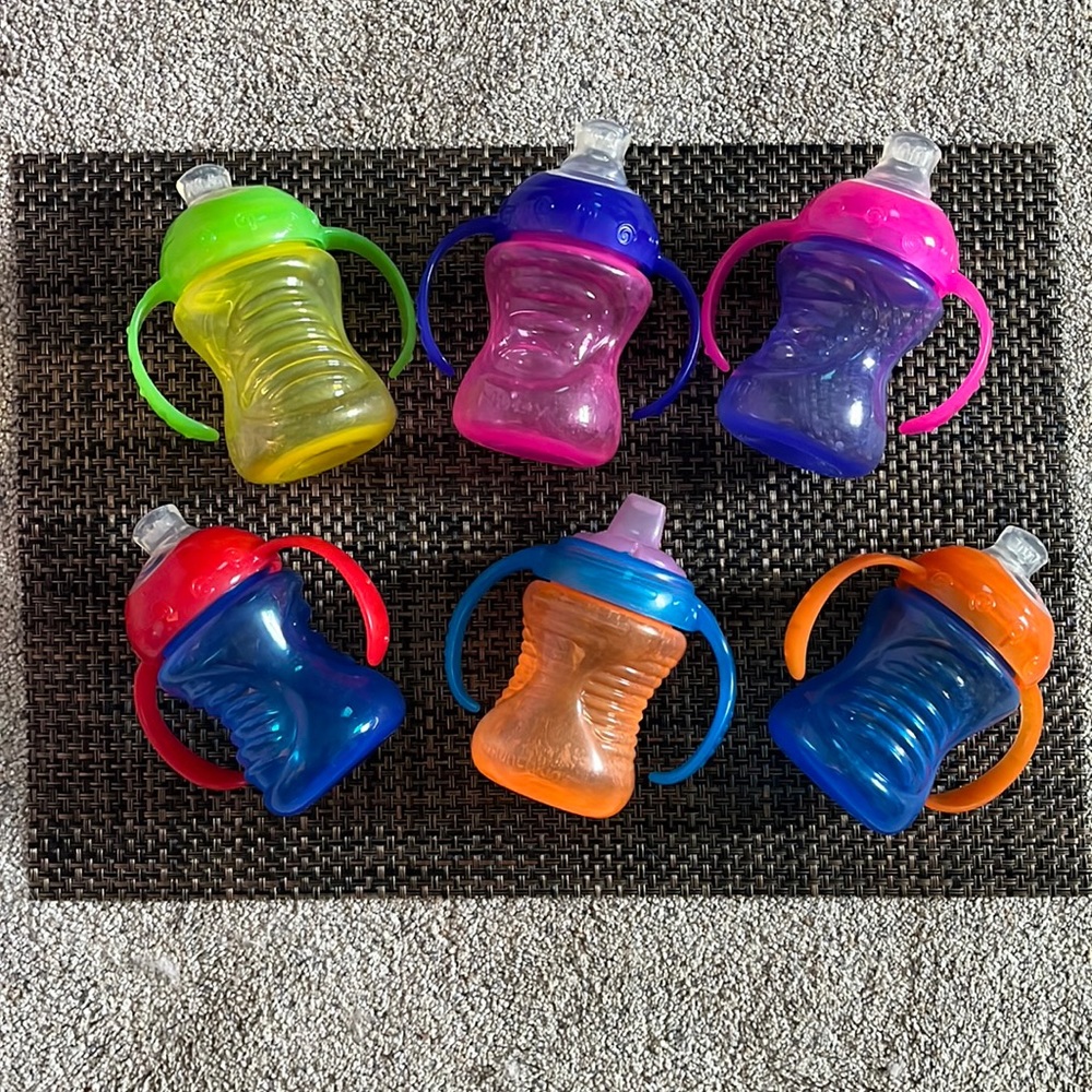 5 Nuby & 1 Munchkin Sippy Cups